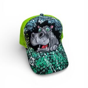 Casquette verte peinte à la main avec illustration artistique d’un hippopotame au style urbain, pièce unique.
