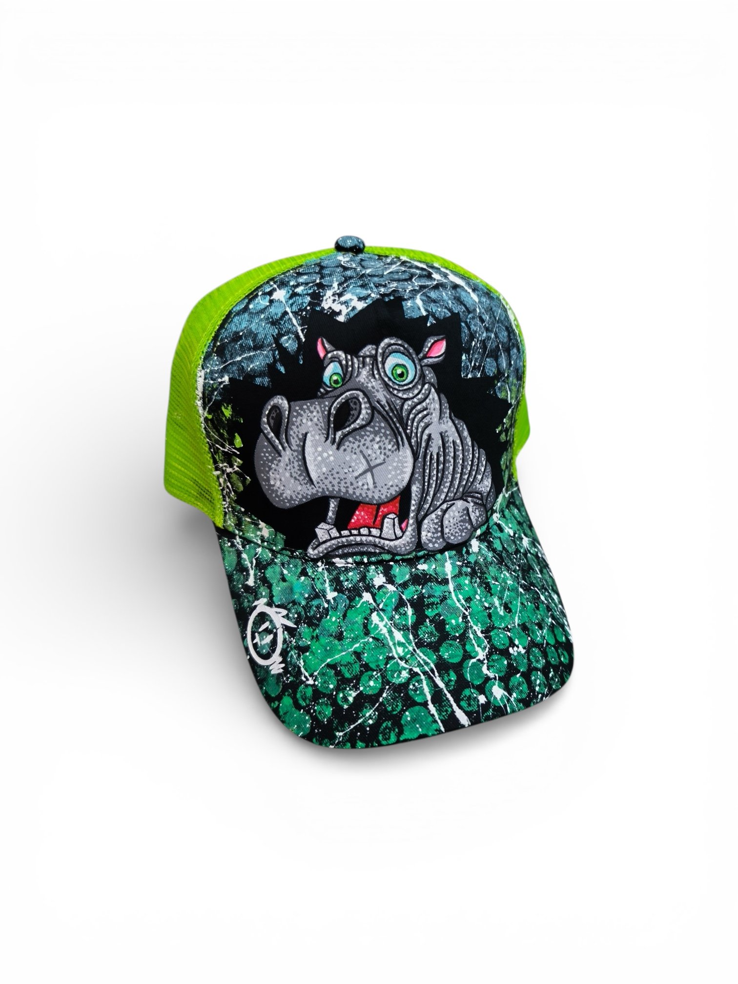 Casquette artistique Hippo – Illustration hippopotame – Pièce unique peinte à la main Casquette verte peinte à la main avec illustration artistique d’un hippopotame au style urbain, pièce unique.